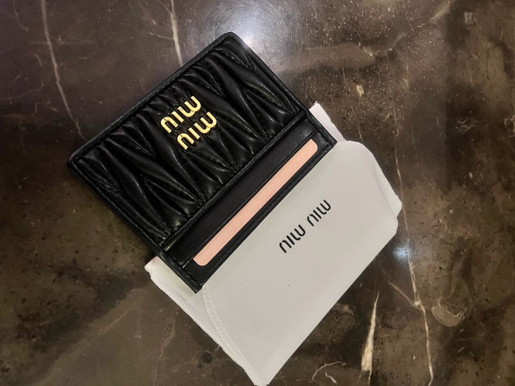 미우미우 마테라쎄 블랙 카드지갑 이미지