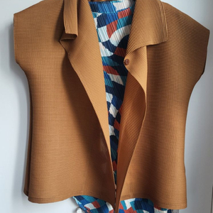 25년 10월 플리츠플리즈 DANCING SQUARE 탑 + 중고미 이세이미야케 스퀘어 스트레치 반팔 가디건 이미지