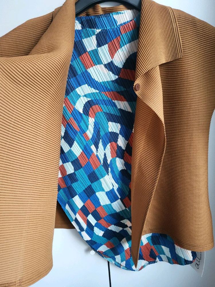 25년 10월 플리츠플리즈 DANCING SQUARE 탑 + 중고미 이세이미야케 스퀘어 스트레치 반팔 가디건 이미지