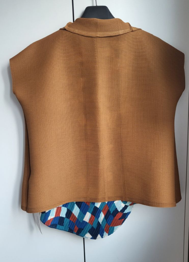 25년 10월 플리츠플리즈 DANCING SQUARE 탑 + 중고미 이세이미야케 스퀘어 스트레치 반팔 가디건 이미지