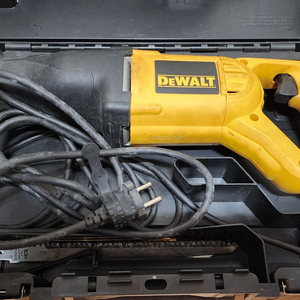 디월트 dw303 유선 컷소 판매합니다. 이미지