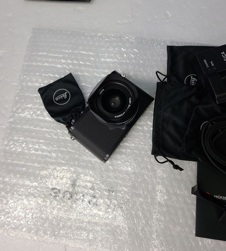 라이카q2 신품급 소장용판매해요.정품엄지그립 하프케이스포함 타기종교환받습니다 이미지