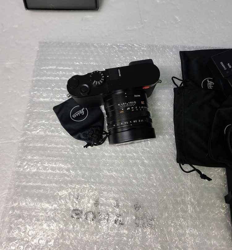 라이카q2 신품급 소장용판매해요.정품엄지그립 하프케이스포함 타기종교환받습니다 이미지