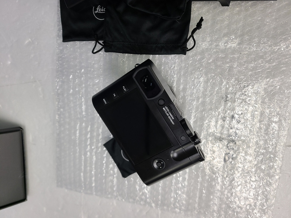 라이카q2 신품급 소장용판매해요.정품엄지그립 하프케이스포함 타기종교환받습니다 이미지