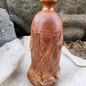 소나무 뿌리로 만든 관솔병 이미지