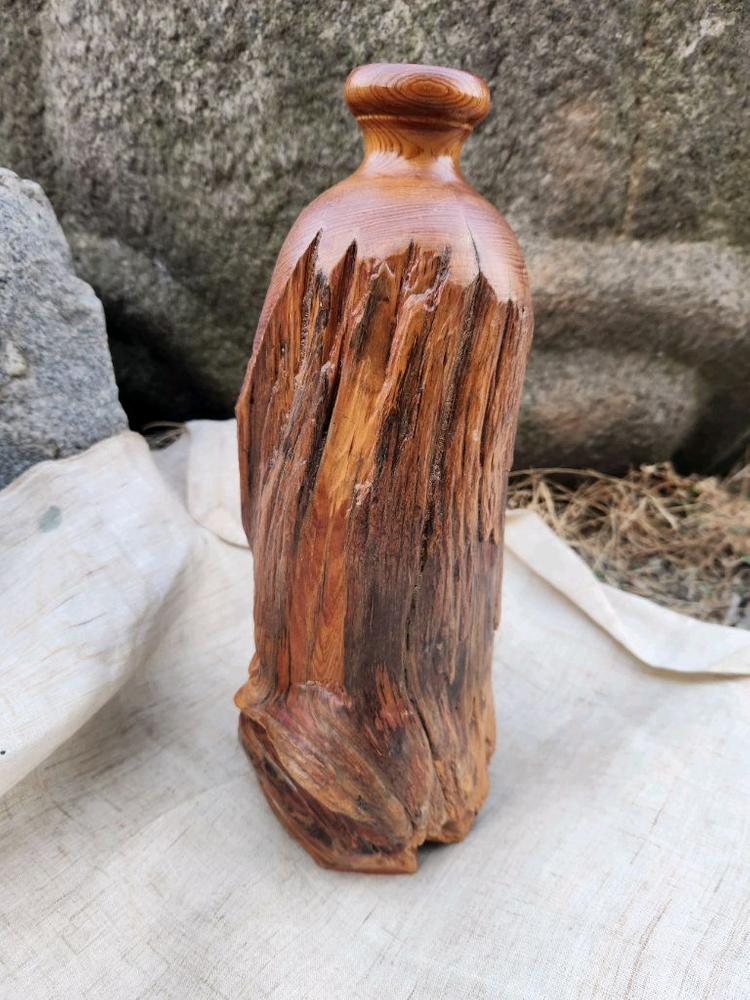 소나무 뿌리로 만든 관솔병 이미지