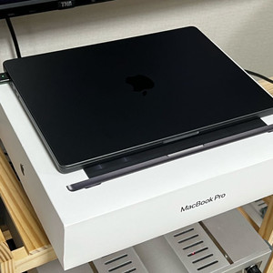 맥북 프로 M4 14인치 16/512 이미지