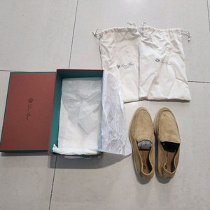 로로피아나 여성스웨이드 로퍼 박스채 새거 240사이즈 팔아요 이미지