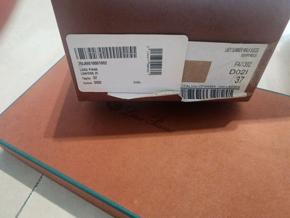 로로피아나 여성스웨이드 로퍼 박스채 새거 240사이즈 팔아요 이미지