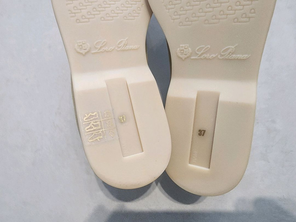 로로피아나 여성스웨이드 로퍼 박스채 새거 240사이즈 팔아요 이미지