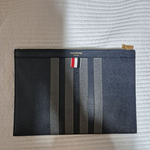 남성) 톰브라운 클러치백 4BAR 이미지