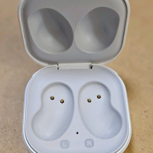 갤럭시 버즈라이브 화이트 충전본체 이미지