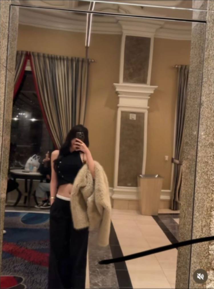 홀터넥 탑 르플레인 착용 이미지