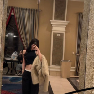 홀터넥 탑 르플레인 착용 이미지