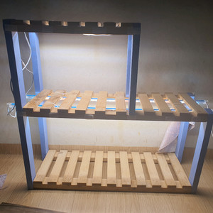 대전직거래/식물 조명등 설치된 원목 소재 2단 화분 선반 55*52*20 이미지