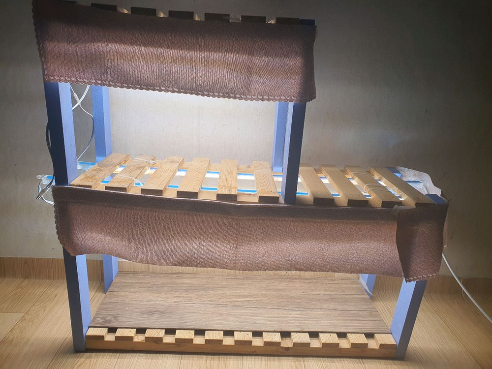 대전직거래/식물 조명등 설치된 원목 소재 2단 화분 선반 55*52*20 이미지