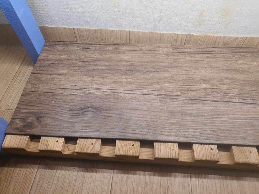 대전직거래/식물 조명등 설치된 원목 소재 2단 화분 선반 55*52*20 이미지