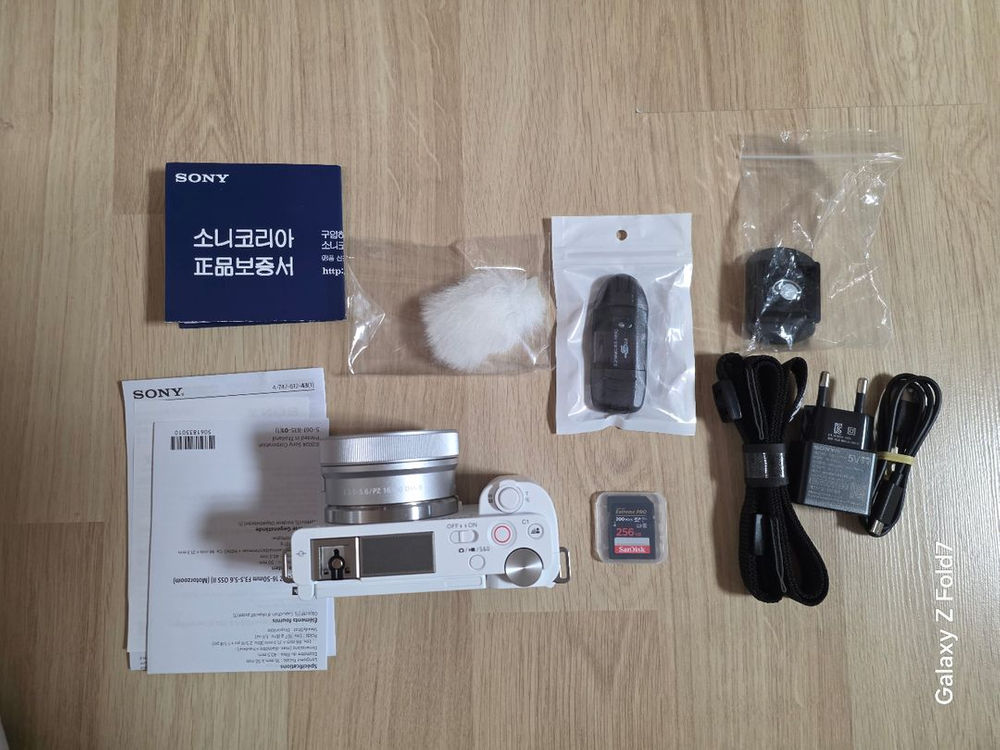 소니 ZV-E10K 화이트 미러리스 카메라 (256GB 메모리 포함) 이미지