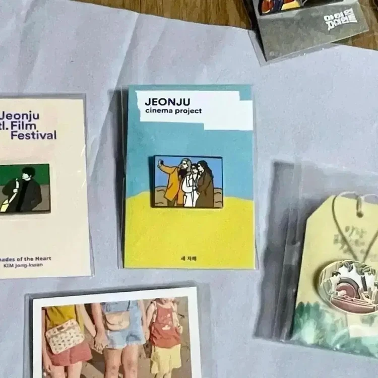 세자매 뱃지 소시민 전주국제영화제 노트 필름 포스트카드 문소리 영화포스터 이미지