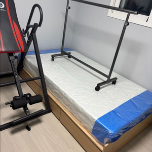 이동식 철제 행거 및 침대 프레임 과 매트리스 이미지