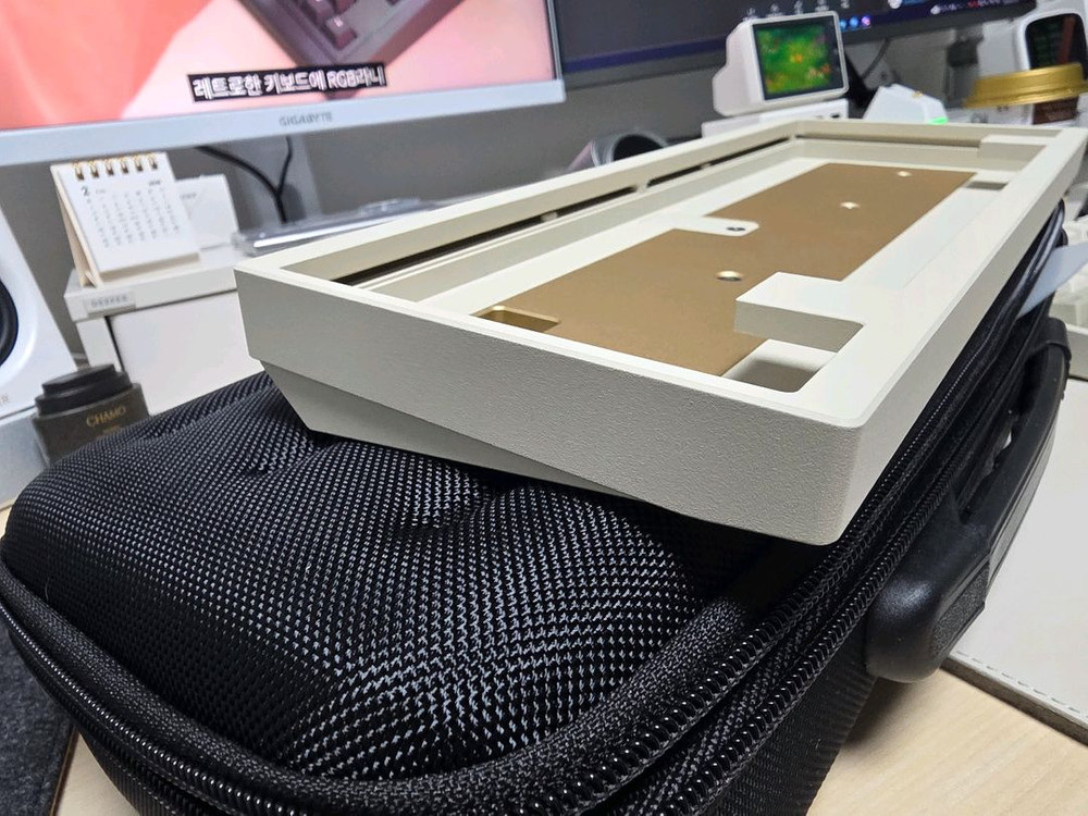 F2-60 WKL베이지 골드 A그레이드 + f2-60 지온솔더링 기판 +f2-60 핫스왑 기판 등 커스텀 키보드 이미지