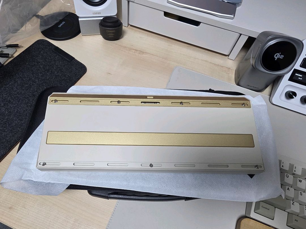 F2-60 WKL베이지 골드 A그레이드 + f2-60 지온솔더링 기판 +f2-60 핫스왑 기판 등 커스텀 키보드 이미지