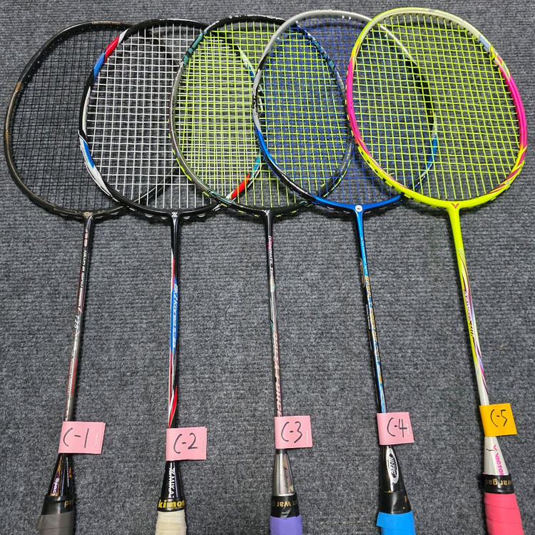 (평균택포4만원) 경기용 카본 수리 배드민턴 라켓 저렴히 판매합니다 이미지