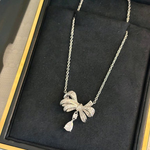 그라프 틸다의보우 목걸이 이미지