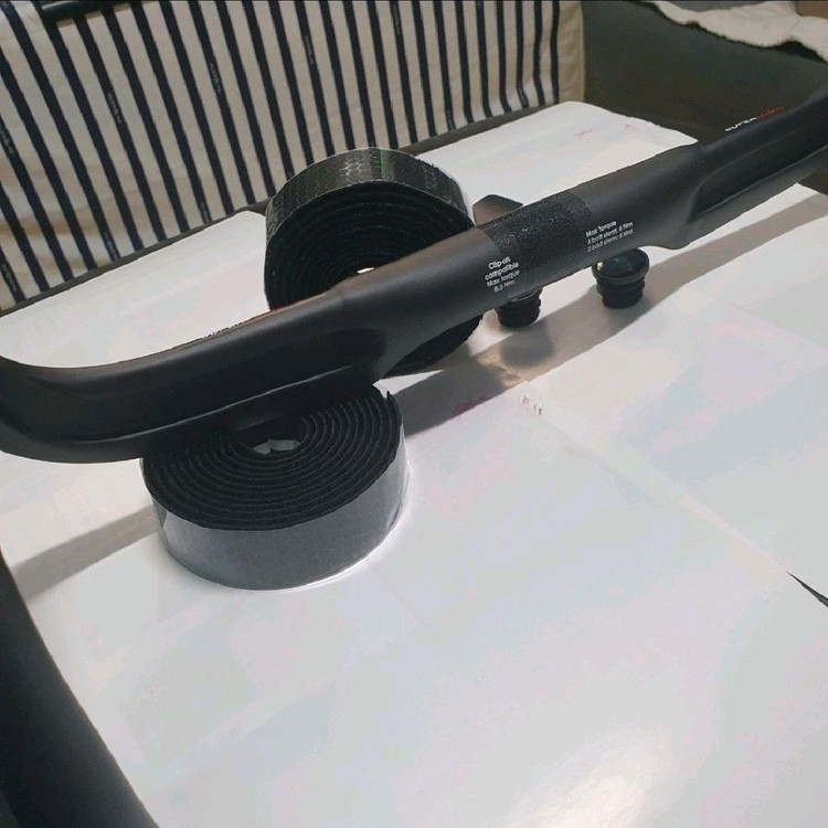 자가장착이 쉬운 슈퍼로직 카본 에어로 핸들바+벌집실리콘 바테잎 이미지