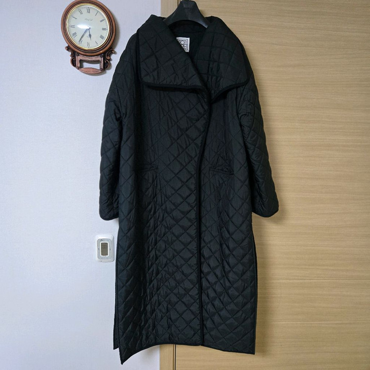 토템(TOTEM) 시그니처 퀼티드 코트 블랙 이미지