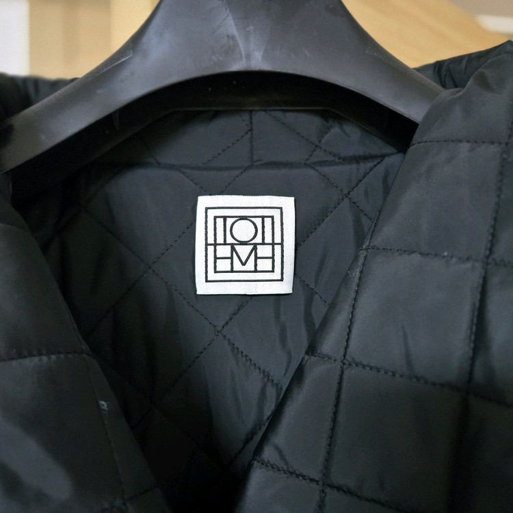 토템(TOTEM) 시그니처 퀼티드 코트 블랙 이미지