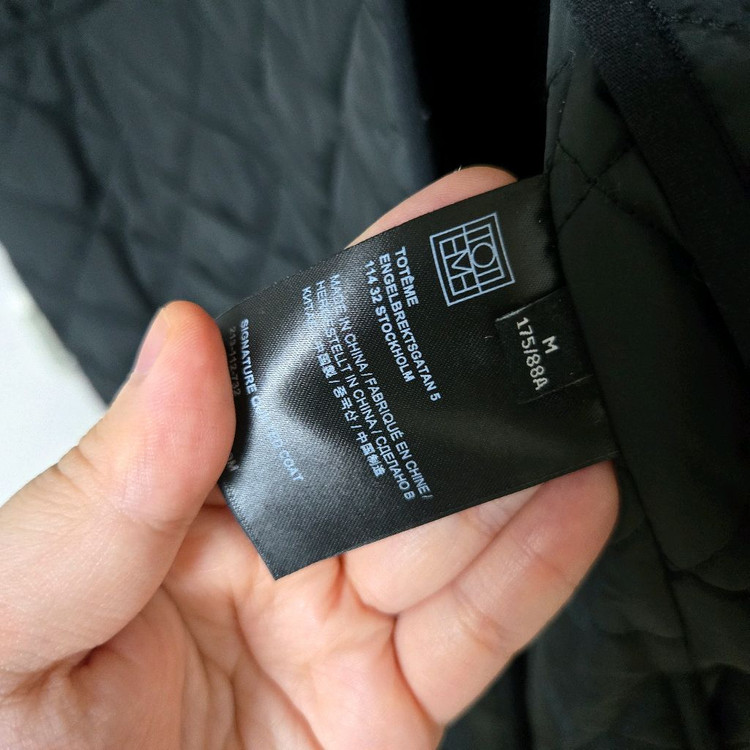 토템(TOTEM) 시그니처 퀼티드 코트 블랙 이미지