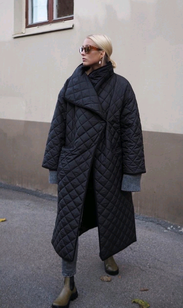 토템(TOTEM) 시그니처 퀼티드 코트 블랙 이미지