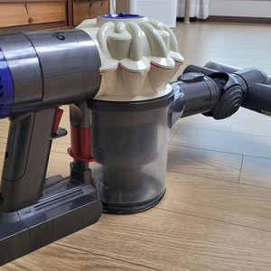 깨끗하게 세척한 다이슨 V6 무선 청소기 본체와 헤드(16분 연속작동) - 개발 판매 가능 이미지