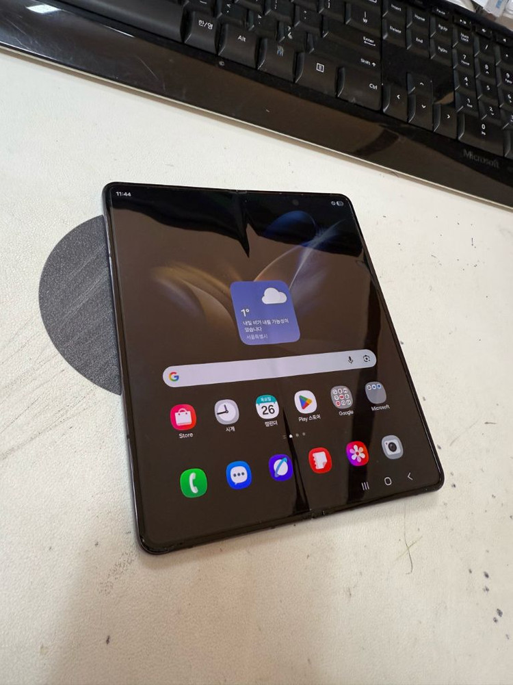 폴드4 무잔상 블랙 이미지