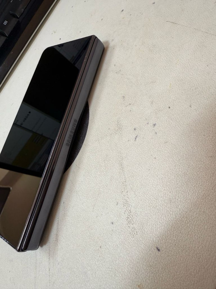 폴드4 무잔상 블랙 이미지