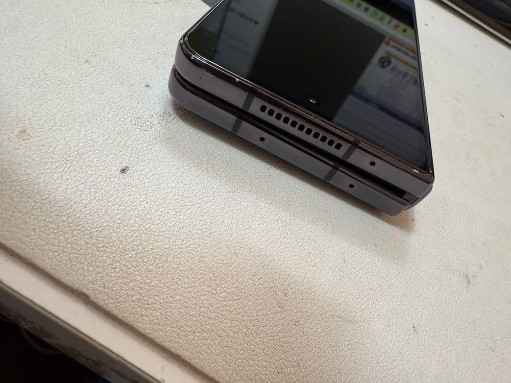 폴드4 무잔상 블랙 이미지