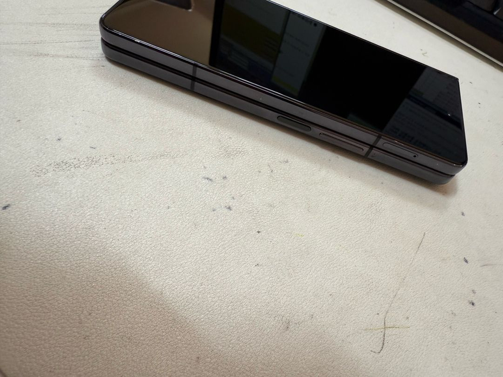 폴드4 무잔상 블랙 이미지