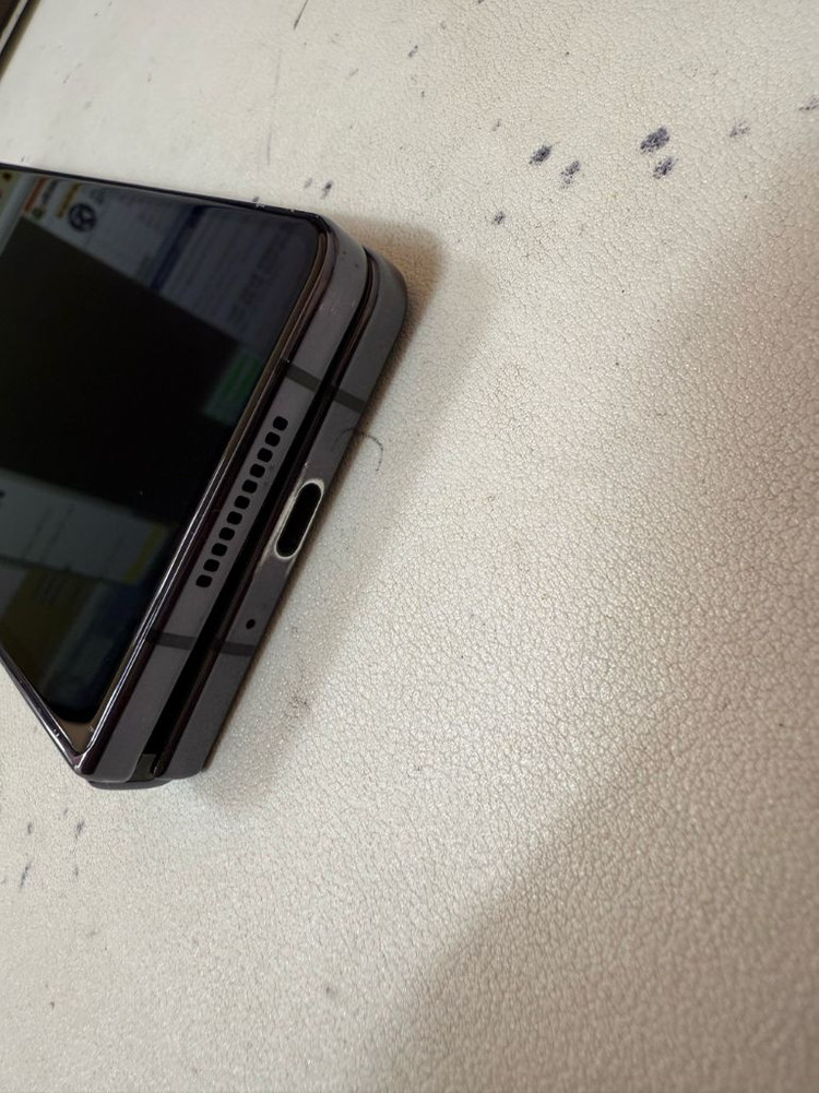 폴드4 무잔상 블랙 이미지