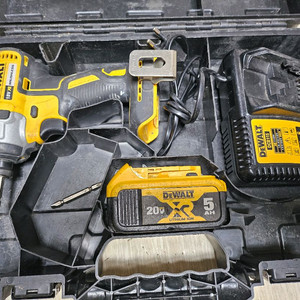 디월트 브러쉬리스 충전 임팩 드라이버 드릴 세트 이미지