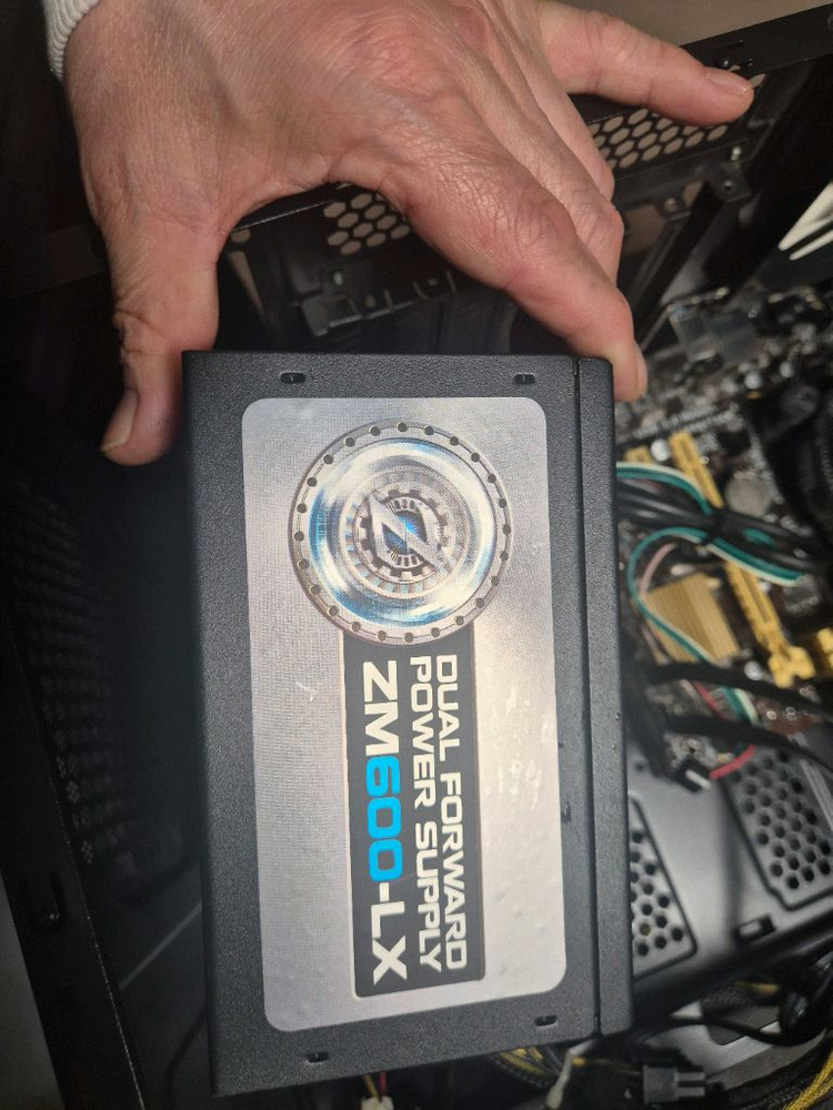 파워 서플라이 잘만 600W 전체적으로 깨끗하고 작동잘됩니다 이미지