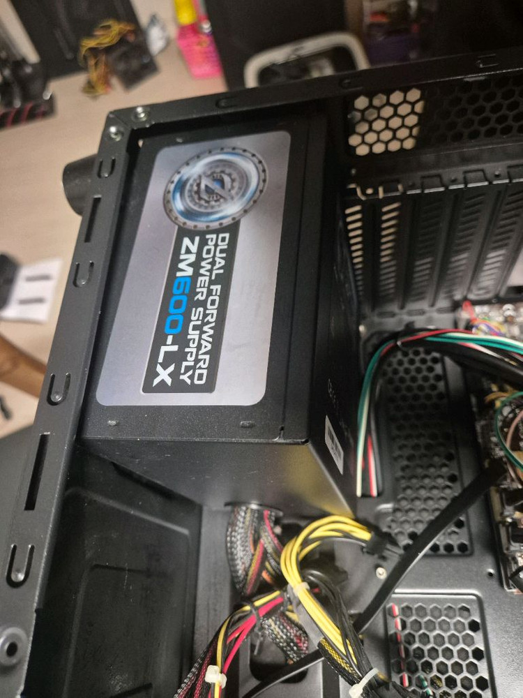 파워 서플라이 잘만 600W 전체적으로 깨끗하고 작동잘됩니다 이미지