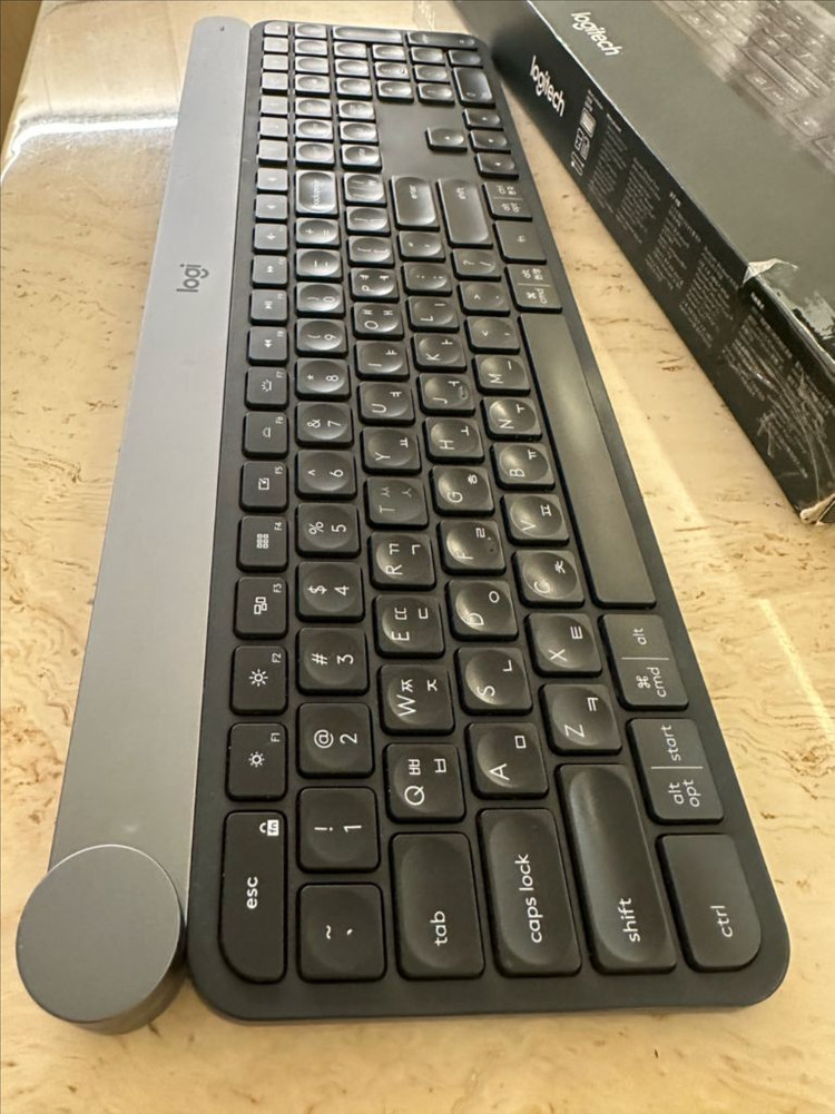 로지텍 크래프트 키보드 이미지