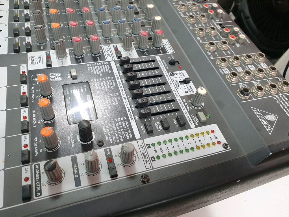 베링거(Behringer)의 EUROPOWER PMP3000 파워드 믹서 이미지