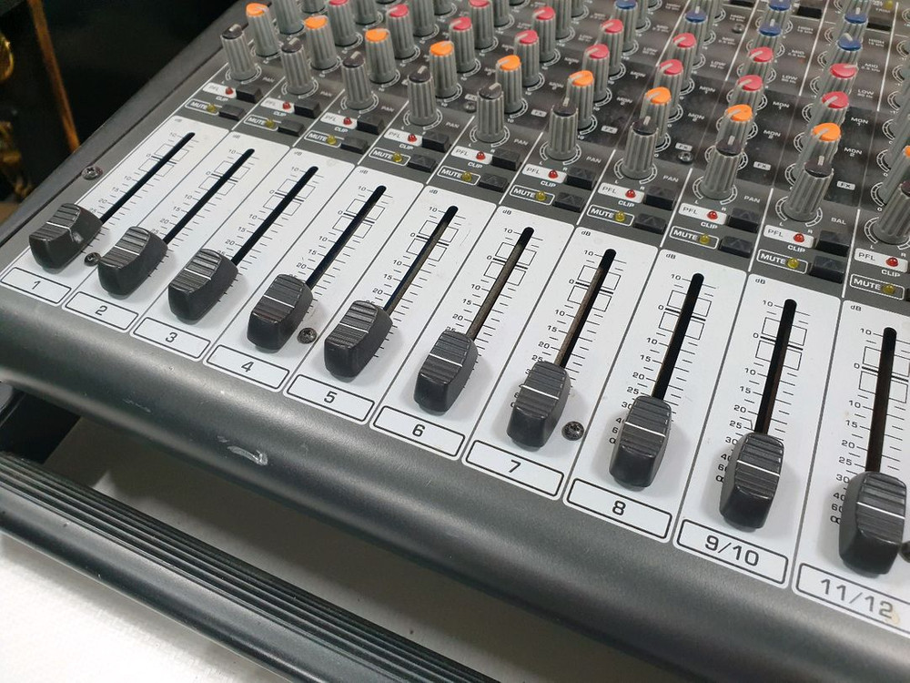 베링거(Behringer)의 EUROPOWER PMP3000 파워드 믹서 이미지