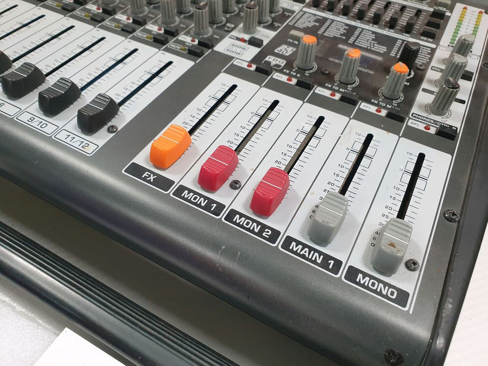 베링거(Behringer)의 EUROPOWER PMP3000 파워드 믹서 이미지