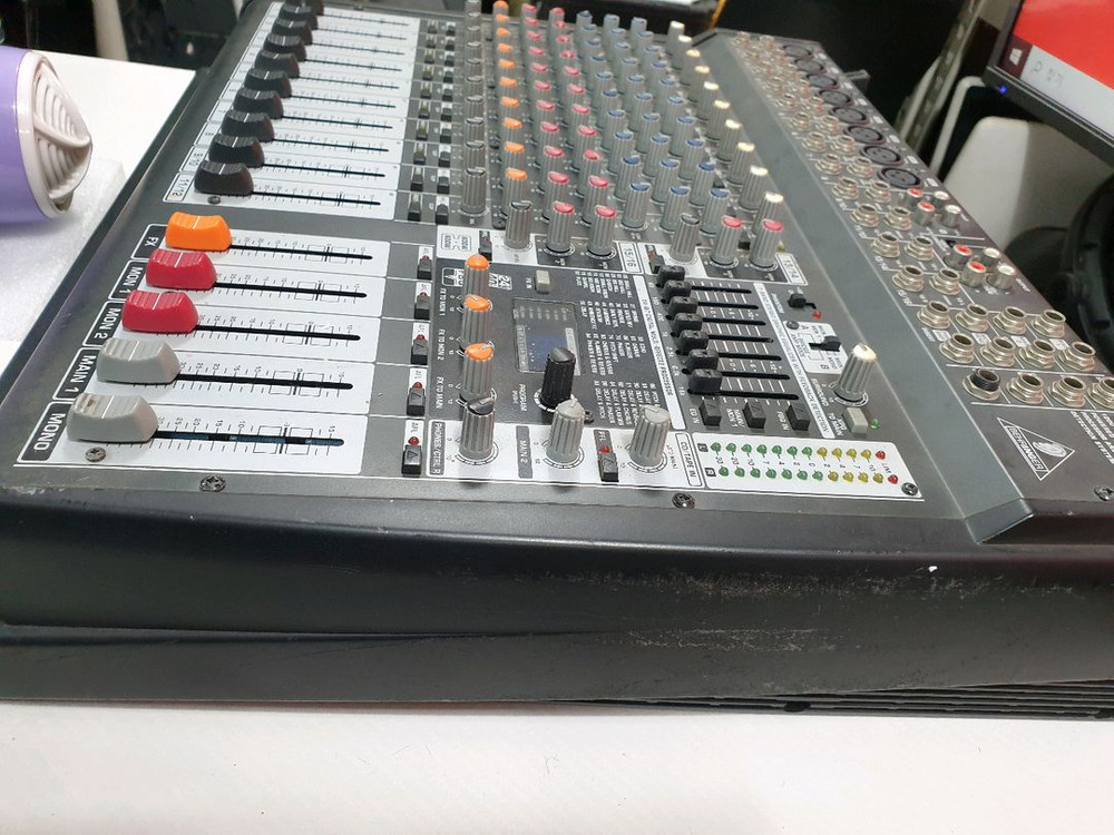 베링거(Behringer)의 EUROPOWER PMP3000 파워드 믹서 이미지