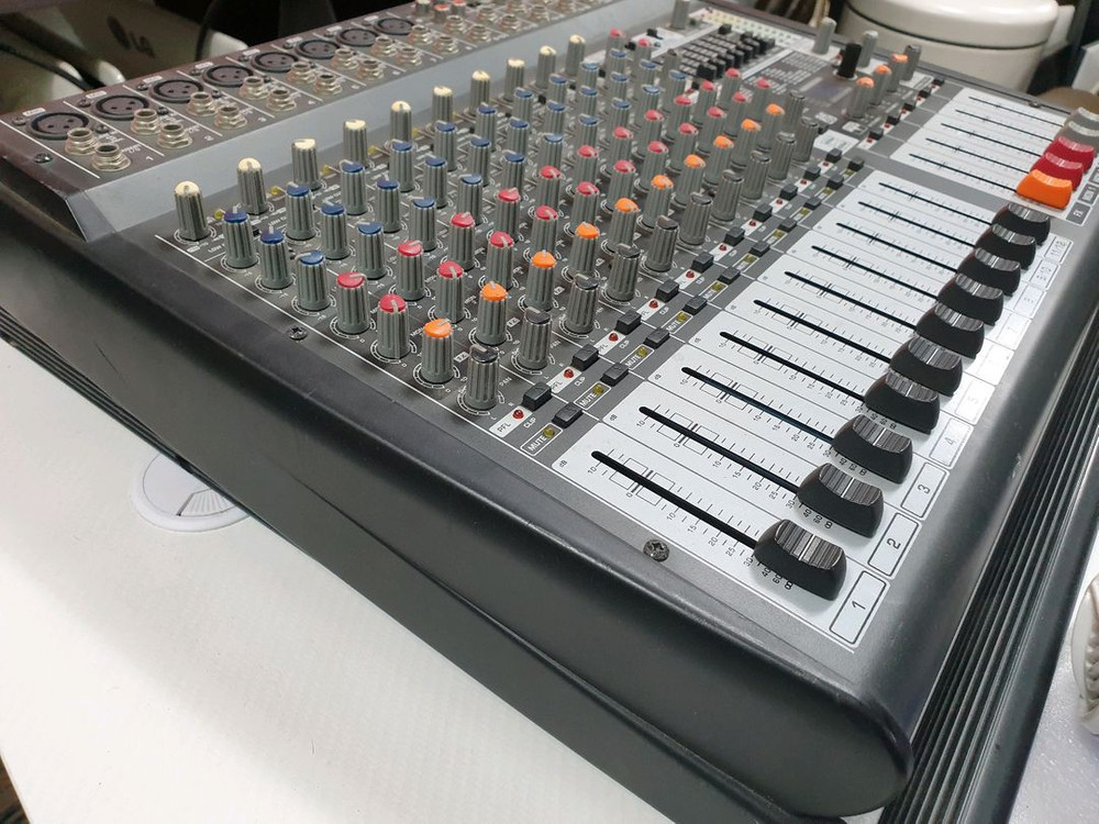 베링거(Behringer)의 EUROPOWER PMP3000 파워드 믹서 이미지