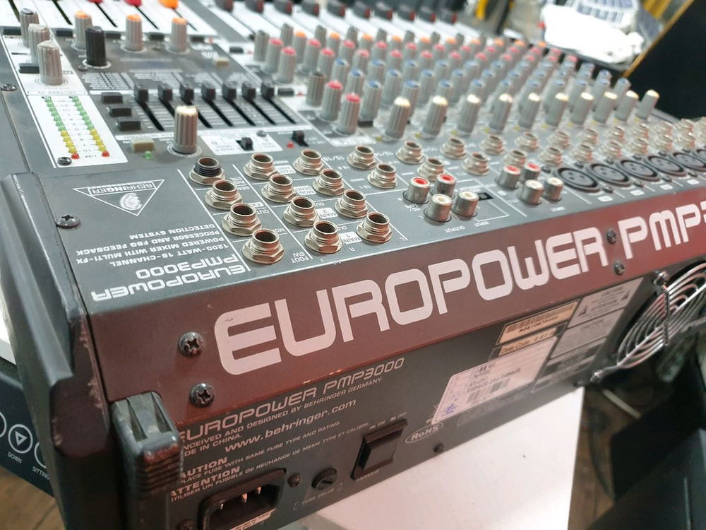 베링거(Behringer)의 EUROPOWER PMP3000 파워드 믹서 이미지