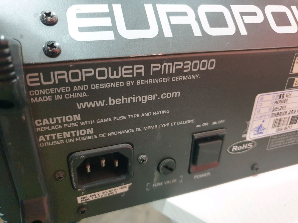 베링거(Behringer)의 EUROPOWER PMP3000 파워드 믹서 이미지